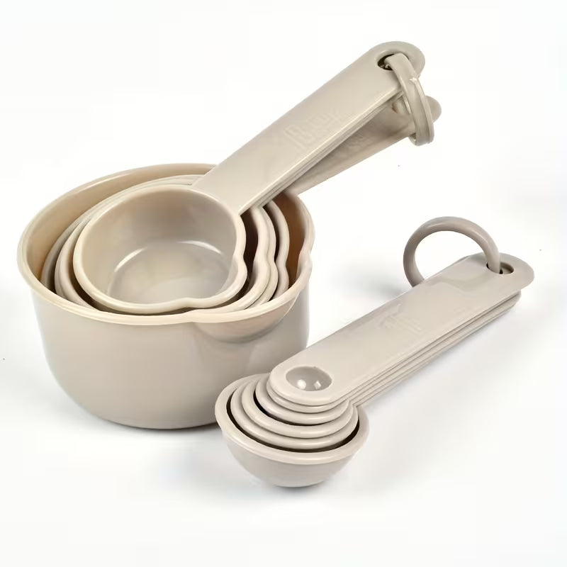 Mõõdutopsi ja -lusikate komplekt skaalaga, plastist (kreemikas)